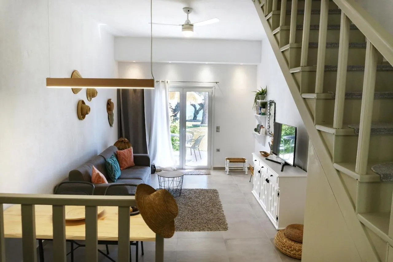Delfini Villa, Beachfront 2-Bdrm Maisonette Possidi Case de vacanță
