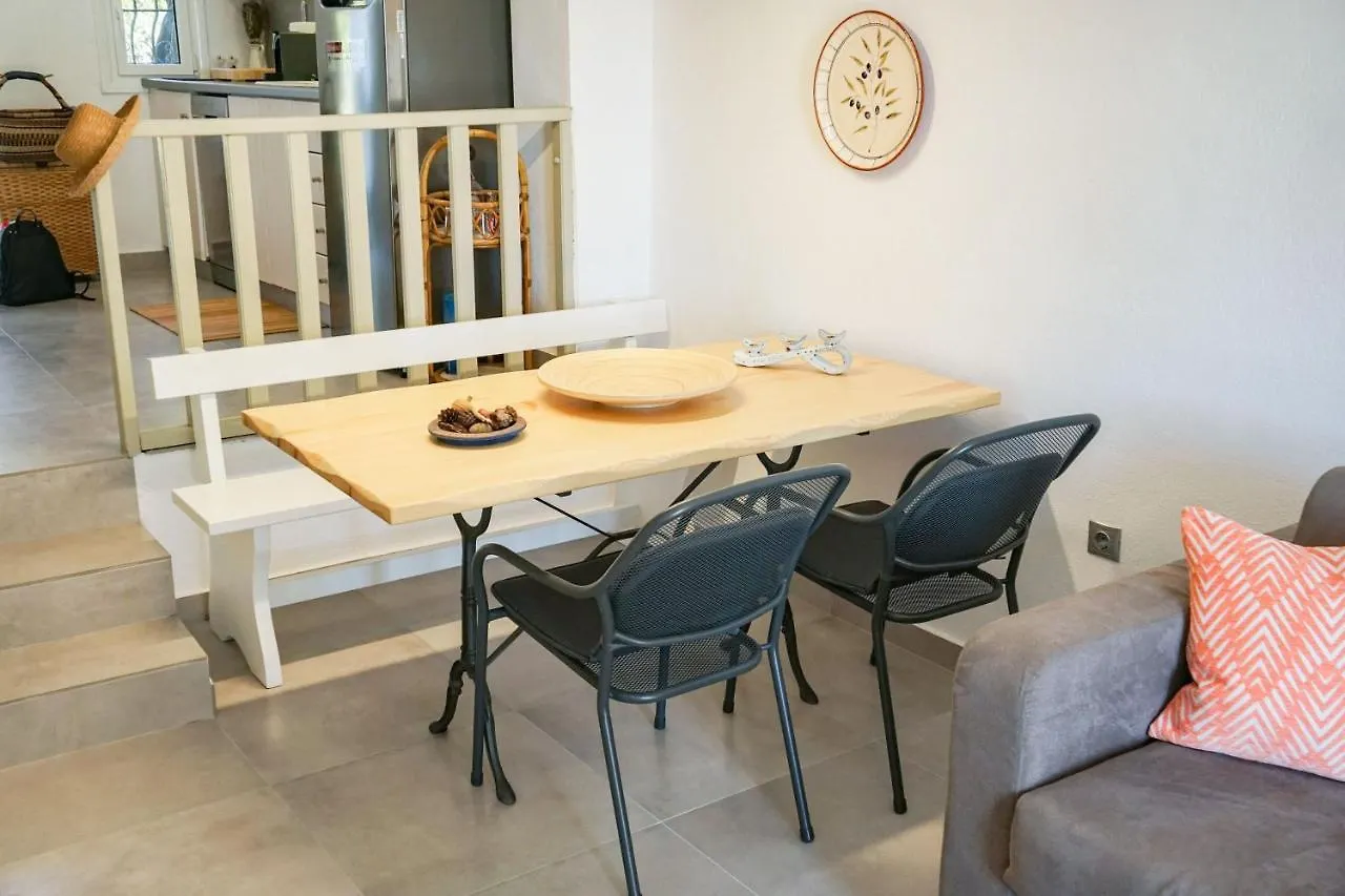 Case de vacanță Delfini Villa, Beachfront 2-Bdrm Maisonette Possidi