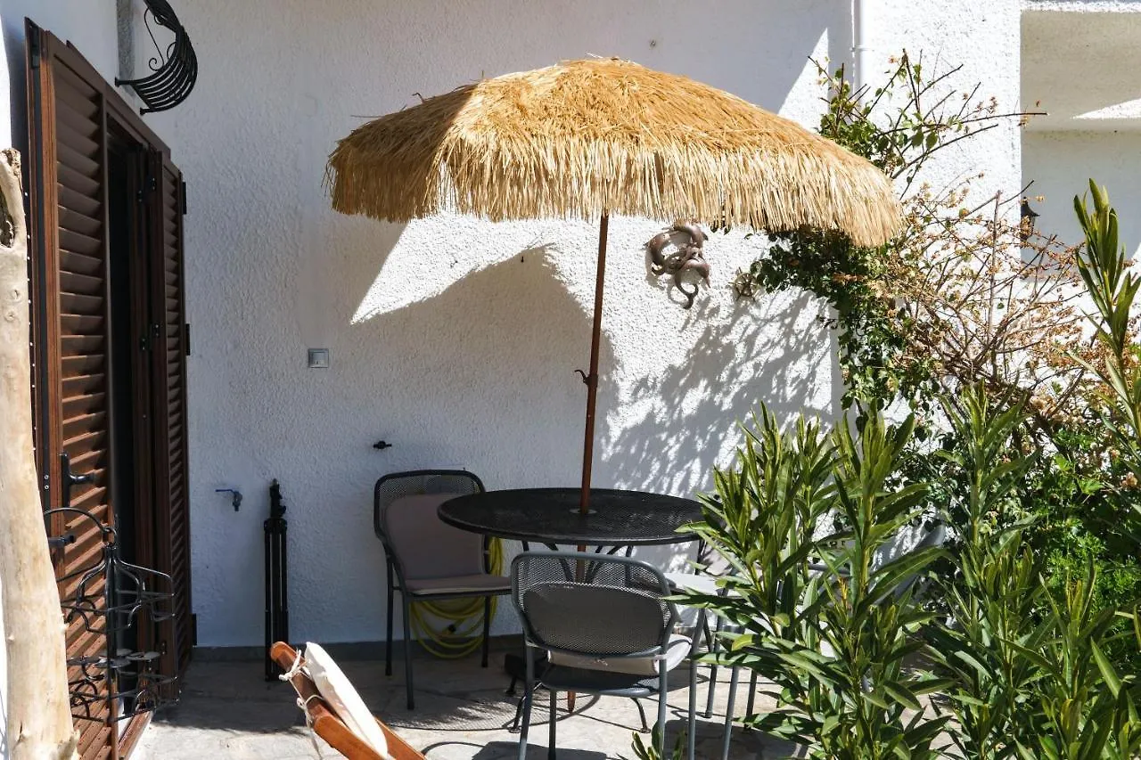 Delfini Villa, Beachfront 2-Bdrm Maisonette Possidi