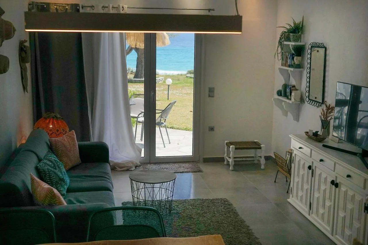 Delfini Villa, Beachfront 2-Bdrm Maisonette Possidi Case de vacanță