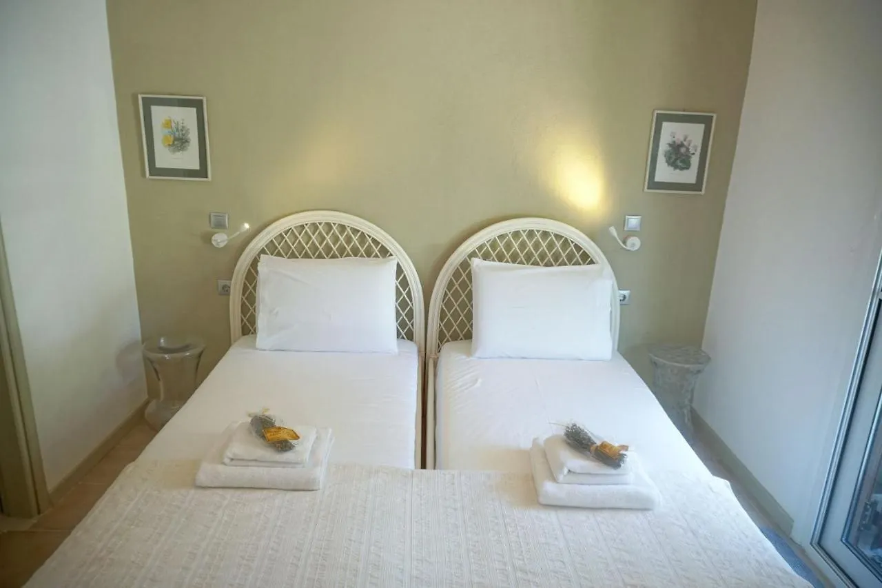 Delfini Villa, Beachfront 2-Bdrm Maisonette Possidi Grecia